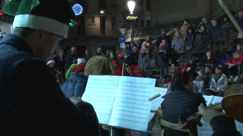 Els alumnes de l’Escola Municipal de Música d’Olot celebren l’arribada de Nadal