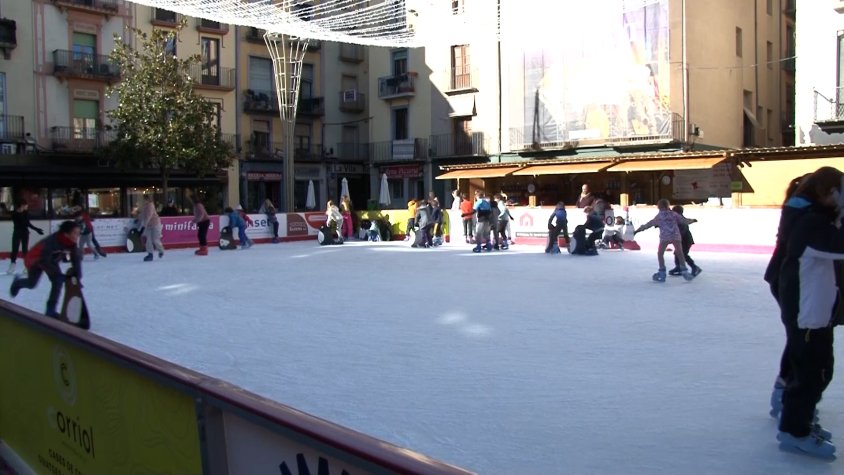 Unes 8.700 persones passen per la pista de gel d'Olot 