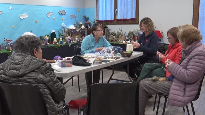 El pessebre de ganxet de Riudaura va creixent amb el pas dels anys