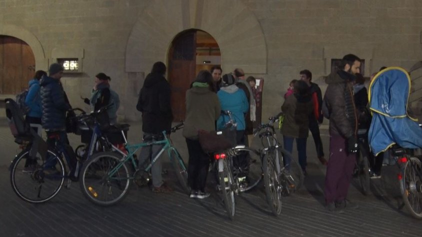 La concentració del grup Bicis Endavant durant aquest dijous al vespre a l'Ajuntament d'Olot