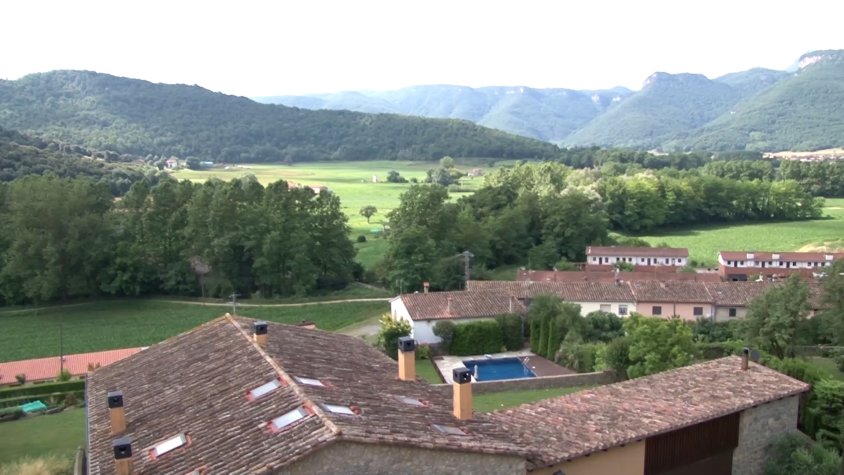 L’Ajuntament de la Vall d’en Bas fa una crida al govern central per posar fre a la falta d’habitatge