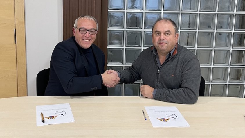 Josep Sagués, president del CPA Olot, i Jordi Martí, president de la FEC Vall del Ter, segellant l'acord