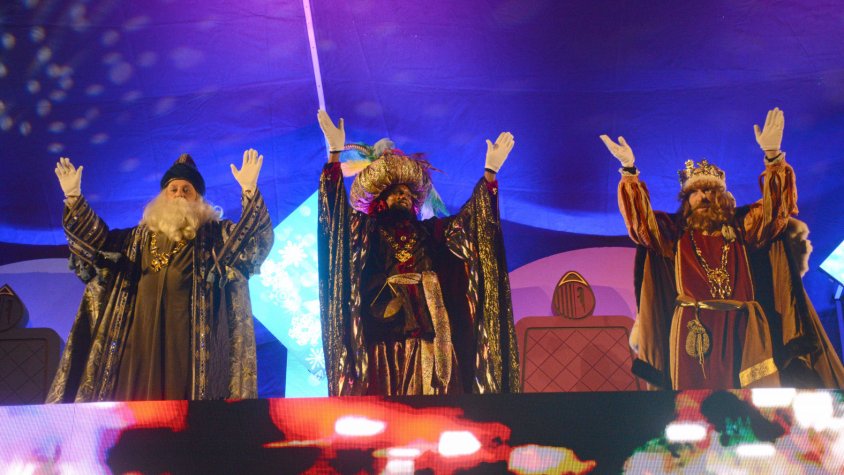 La cavalcada dels Reis d’Orient regala una nit màgica per a tothom a Olot