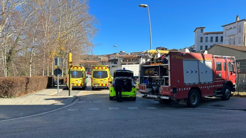 Mor el ciclista que va encastar-se contra la porta d'un cotxe a Olot
