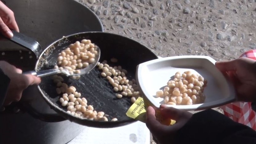 La fira del fesol de Santa Pau arriba, enguany, amb els fesols pràcticament comptats