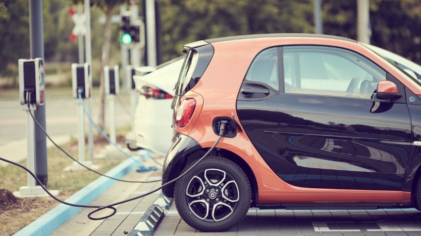 Els concessionaris preveuen un augment de la venda de cotxes híbrids i elèctrics durant el 2024