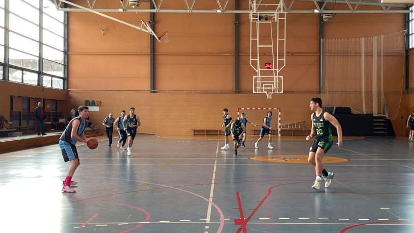 Joel Mora, del CB Vall d'en Bas, en un contraatac en el partit a casa contra el Salt (84-72)