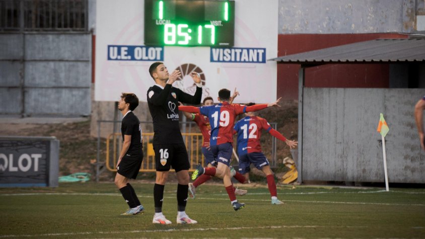 Remuntada exprés de l'Olot contra la Pobla de Mafumet (2-1)