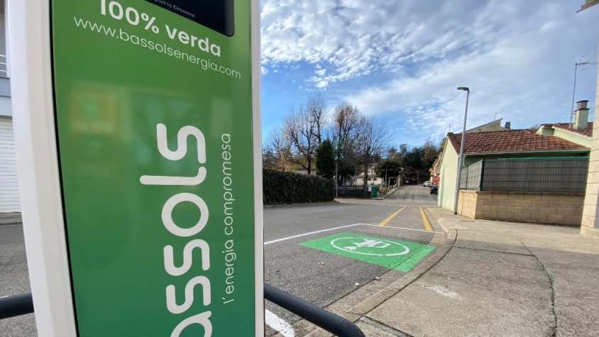 Un dels punts de càrrega a la Garrotxa, davant del centre cívic de Can Blanc