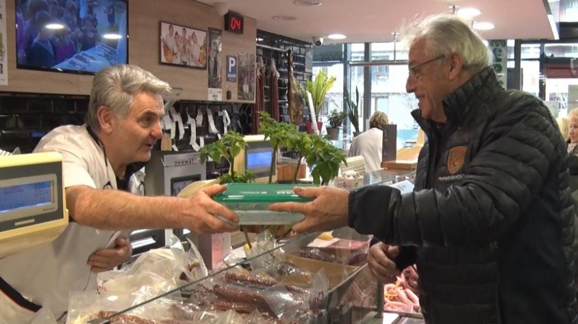 Reparteixen carmanyoles a la Plaça Mercat d'Olot per promoure el fet de vendre i anar a comprar de manera sostenible