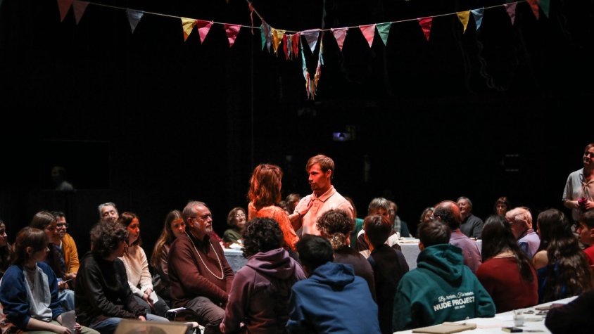 El Teatre Principal d’Olot obre les portes del menjador de la iaia per reconstruir i reviure la seva història