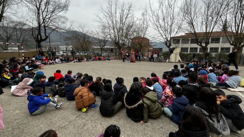 Els alumnes d’infantil i primària de l’Institut Escola Greda es disfressen de periodistes