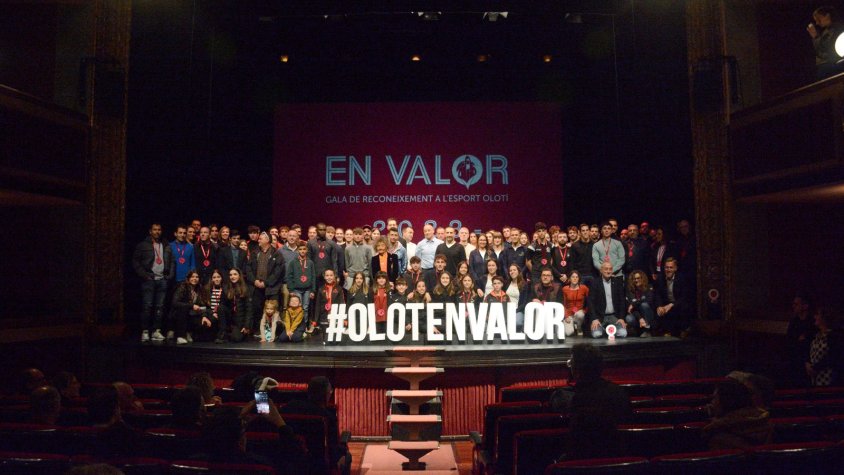 Gairebé 500 persones han omplert el Teatre Principal d'Olot aquest dilluns