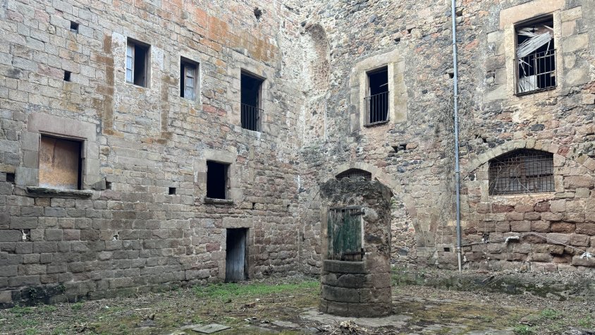 Junts per Santa Pau no veu bé que el castell sigui un edifici dedicat a la memòria històrica