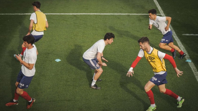 L’entrenador de la Unió Esportiva Olot, Pedro Dólera, insisteix en la necessitat d’incorporar un nou atacant