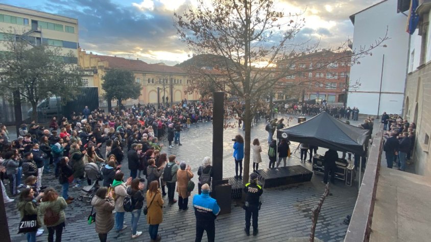 Centenars de persones es concentren aquesta tarda a l’Ajuntament d’Olot en contra de la violència masclista