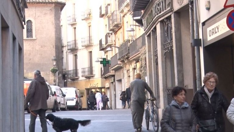 La regulació de bicicletes i patinets al nucli antic torna a portar polèmica al ple d'Olot