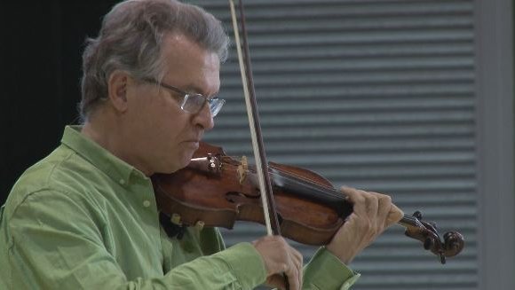 El violí omple els carrers d’Argelaguer en la Violinada marcada per la presència de músics noruecs