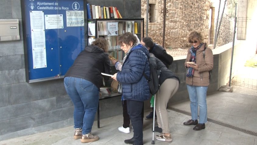 Poder agafar un llibre i quedar-te'l: la Repartidora de Castellfollit