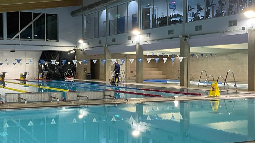 El Club Natació Olot redueix la pressió de l’aigua de les dutxes