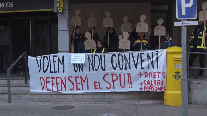 Els treballadors i les treballadores de Correus Olot diuen prou