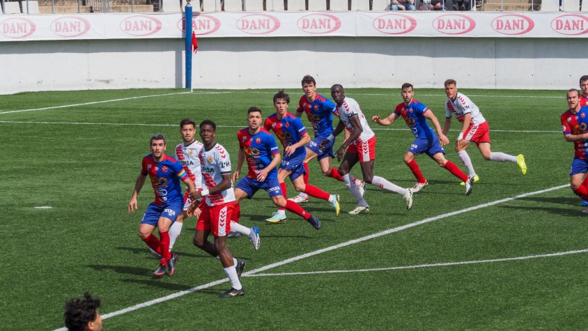 Comença la marató: la Unió Esportiva Olot rep el Mollerussa