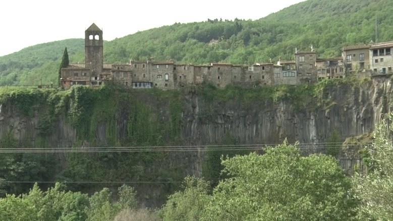 Responsables del Departament d’Acció Climàtica asseguren que hi ha voluntat de destinar finançament en els pròxims anys per seguir fent manteniment a la cinglera de Castellfollit