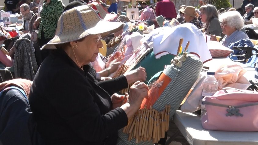 Més de cent puntaires d’arreu del territori participen en la Fira tèxtil de Sant Josep de Sant Jaume de Llierca