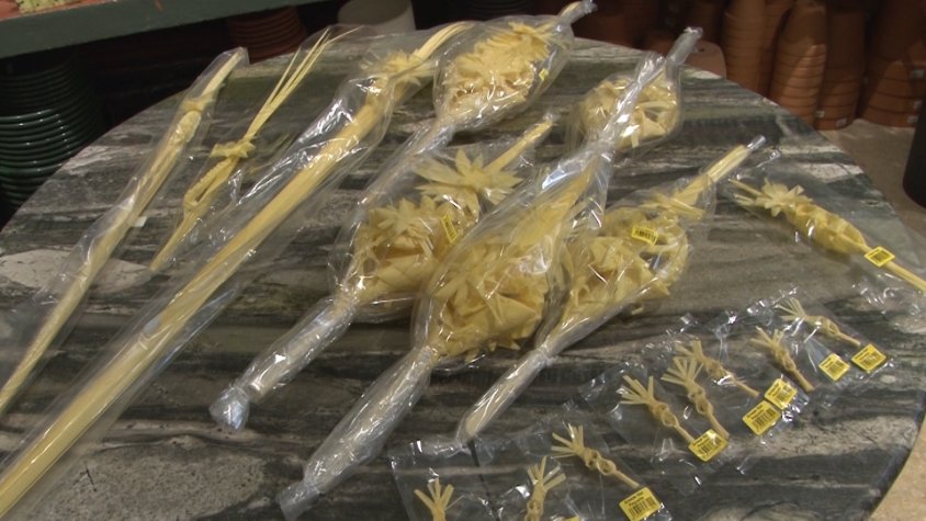 La tradició de comprar palmes i palmons es manté i els preus, també