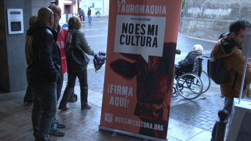 La Fundació Fauna coordina a Olot una recollida de signatures per derogar la Llei de Patrimoni Cultural de la Tauromàquia