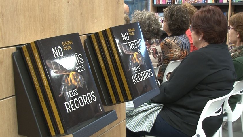 L’olotina Clàudia Pujol presenta la seva primera novel·la de ficció