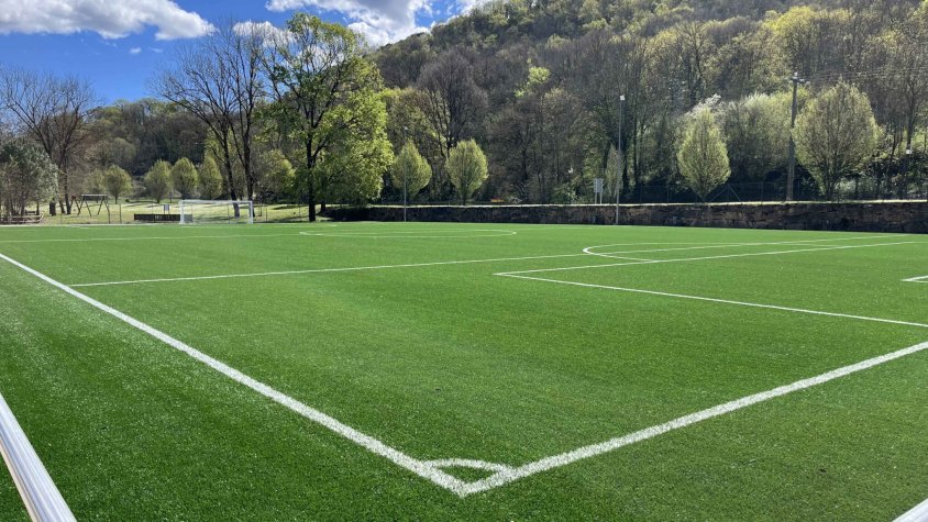 El Club Poliesportiu Santjoanenc renova la gespa artificial del camp de futbol set