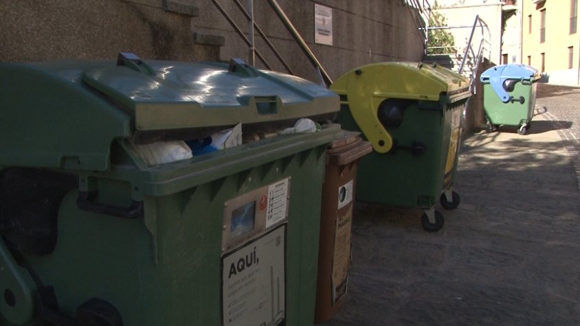 Els veïns del carrer Sant Antoni de Sant Joan les Fonts decideixen eliminar la zona d’escombraries de la seva àrea