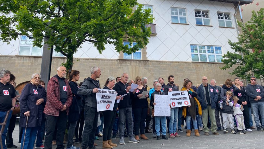 Els veïns del barri de Montolivet protestant a l'exterior de l'Ajuntament d'Olot | Foto: Roger Isern