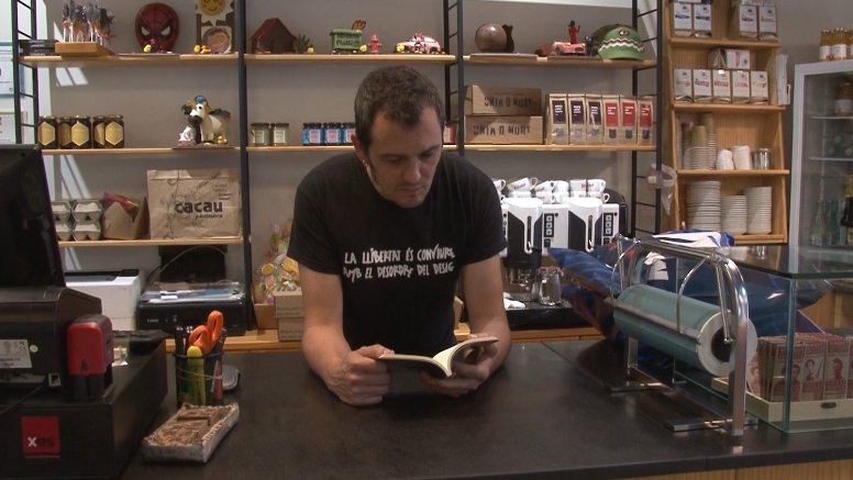 Lluís Riera torna a apostar per la poesia i presenta ';Punk i coma;'