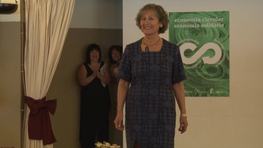 L’Associació de la Gent Gran d’Olot desfila amb roba elaborada al taller cosidor d'Ecosol de Càritas Garrotxa