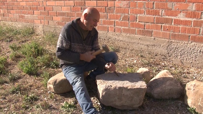 La història d'en Juli Hernández, un dels pocs picapedrers que queden a Castellfollit de la Roca