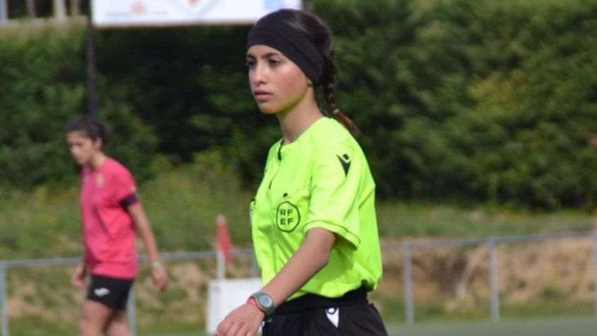 Andrea Torrijo és l’única dona que arbitra futbol a la Garrotxa
