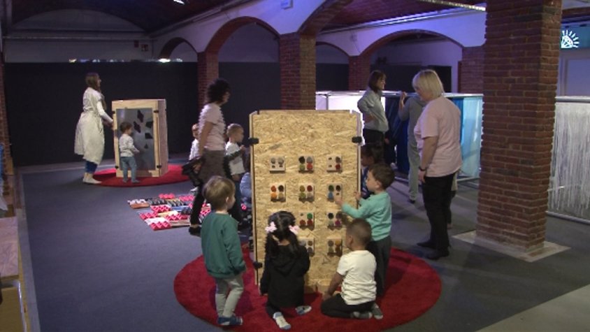 Els infants de 0 a 3 anys no haurien d’estar en contacte amb pantalles, sinó que han de jugar amb objectes naturals i simples