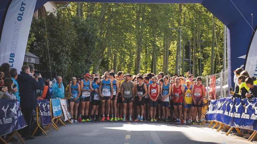 La Mitja Marató de la Garrotxa del Club Natació Olot recapta gairebé 800 € a favor de Càritas