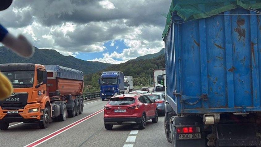 Un accident entre una furgoneta i un cotxe obliga a tallar els Túnels de Bracons