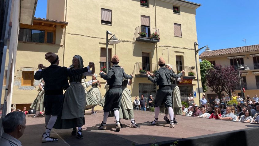 Més de 400 persones assisteixen a la primera “Batalla Ballada” de l’Esbart Marboleny amb motiu de la festa del Roser de les Preses.