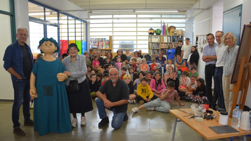 Pilarín Bayés posa el seu granet de sorra per la creació de la ‘Jana’