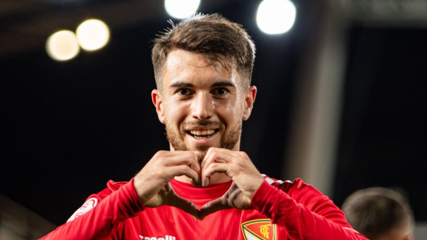 Pau Salvans fitxa per la Unió Esportiva Olot