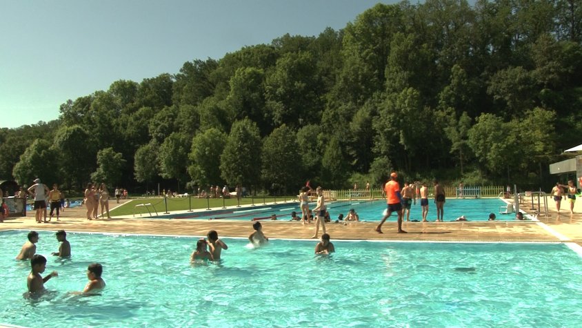 Les escoles d’Olot s’acomiaden del curs escolar a la Piscina Municipal