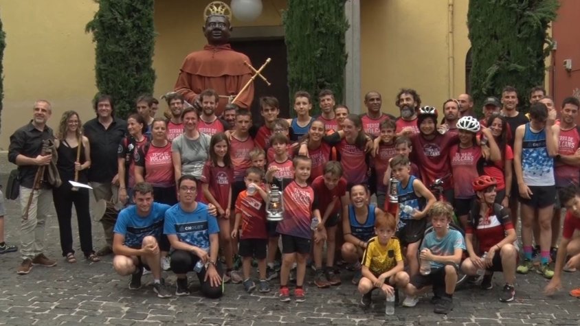 Una trentena d’esportistes del Club Natació Olot ajudaran a portar la Flama del Canigó a la Garrotxa