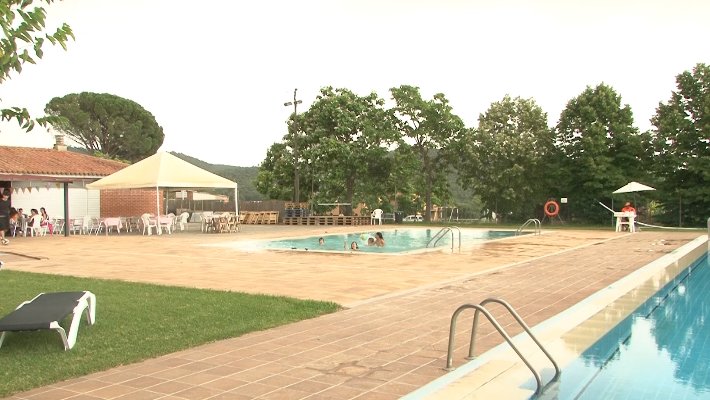 Maia de Montcal obra la piscina sense haver de tirar l'aigua de l'any passat, gràcies a un tractament de l'aigua