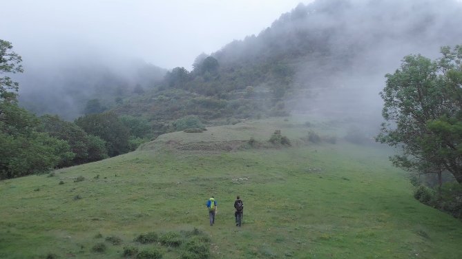 Dos estudiants de fotografia plasmen en un projecte els elements que defineixen la frontera entre la Garrotxa i Osona