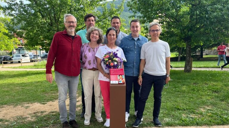 El Grup de Dones de Sant Feliu bateja la pista poliesportiva amb el nom de Quima Casas