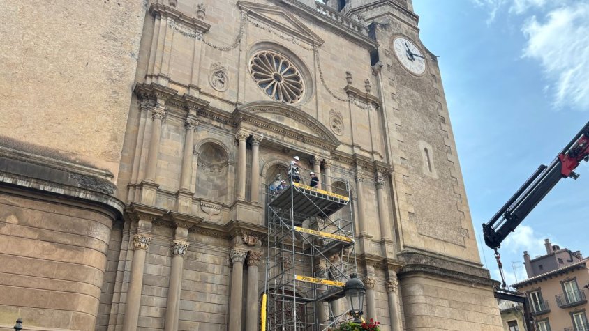 S’inicia la campanya per restituir les imatges de Santa Sabina i Sant Valentí de la façana de l’església de Sant Esteve